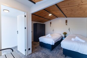 Travel cot, free WiFi - Serene Waterfront Escape with Sauna (Stavenisse)