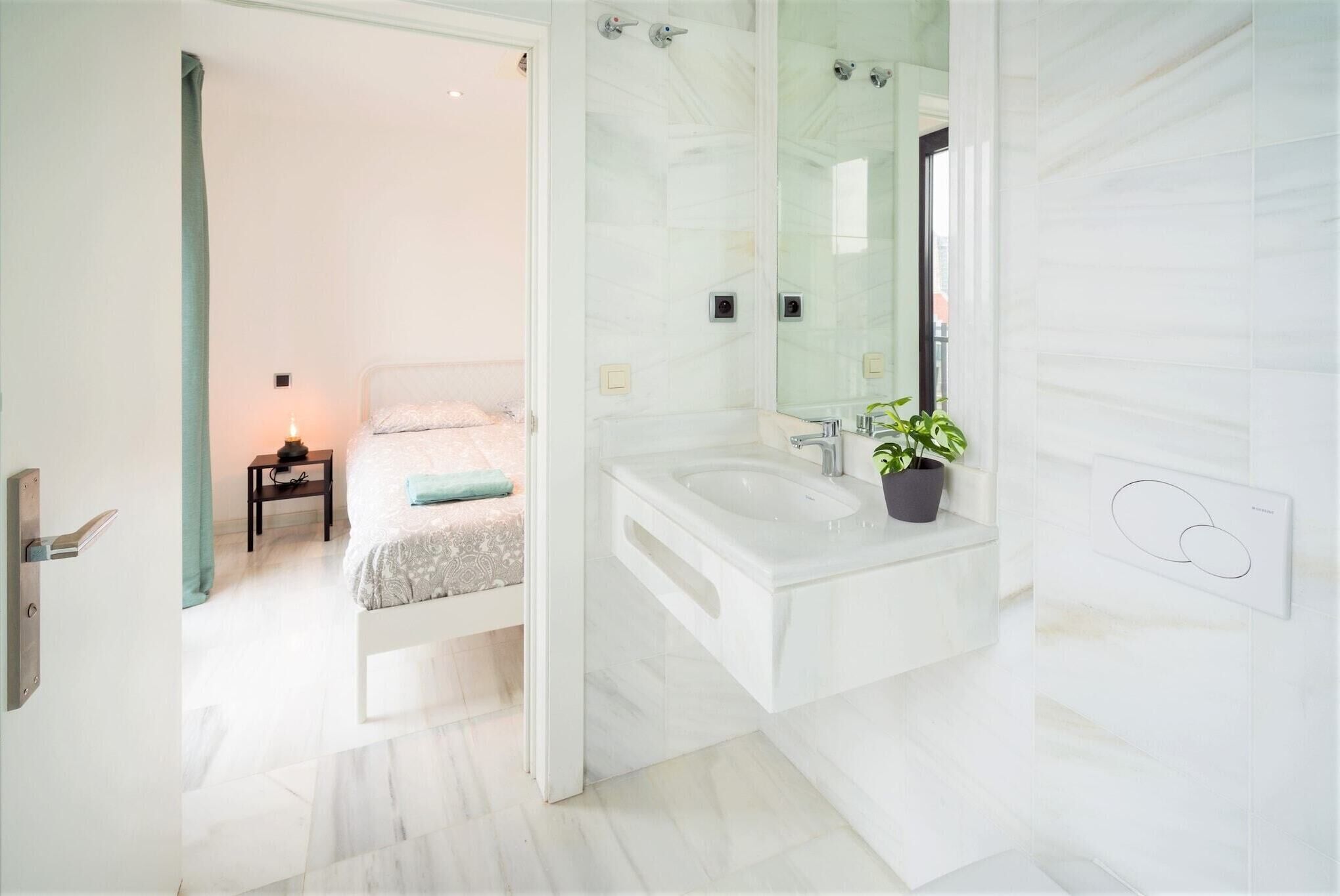 Een douche, een haardroger, handdoeken