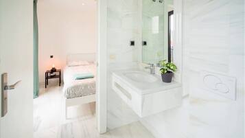 Een douche, een haardroger, handdoeken