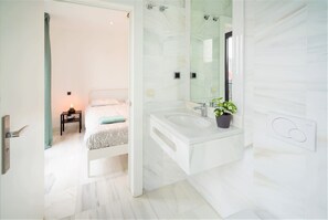 Dusche, Haartrockner, Handtücher