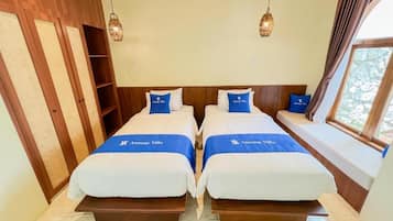 Deluxe kamer, 1 twee- of 2 eenpersoonsbedden, balkon, uitzicht op zwembad | Een bureau, gratis wifi