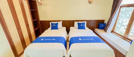 Chambre Deluxe double ou avec lits jumeaux, balcon, vue sur la piscine | Bureau, accĂšs au Wi-Fi (inclus)