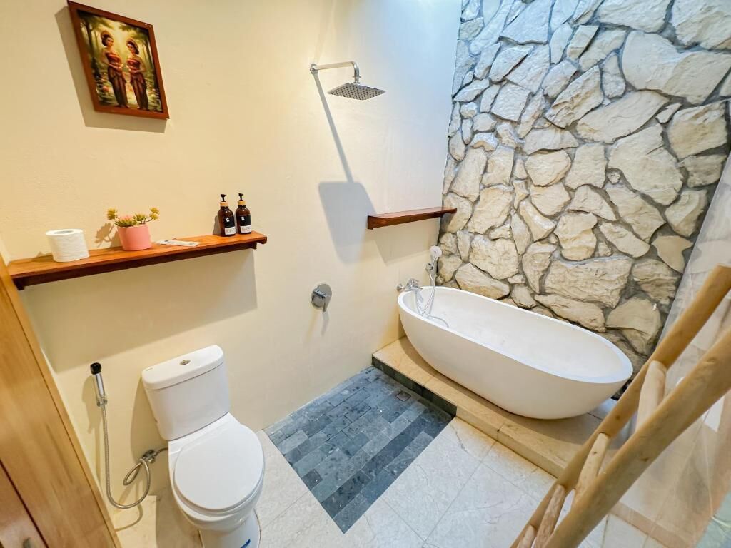 Suite, balcon, vue piscine | Salle de bain | Baignoire et douche séparées, articles de toilette gratuits