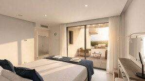 Ett modernt hotellrum med en säng, ett skrivbord, en stol, en balkong med utemöbler och en skjutdörr i glas som leder ut till en uteplats.