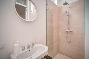 Dusche, Haartrockner, Handtücher