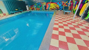 Una piscina cubierta