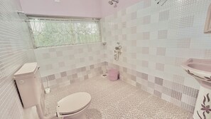 Shower, hair dryer, towels, soap - Harbour villa (Thiruvananthapuram)