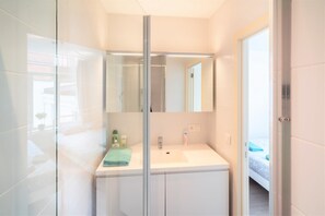 Shower, hair dryer, towels - City-view apartment for 12 persons (Antwerp)