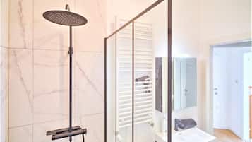 Douche, sèche-cheveux, serviettes fournies