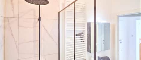 Douche, sèche-cheveux, serviettes fournies