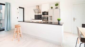 Kühlschrank, Mikrowelle, Ofen, Herdplatte