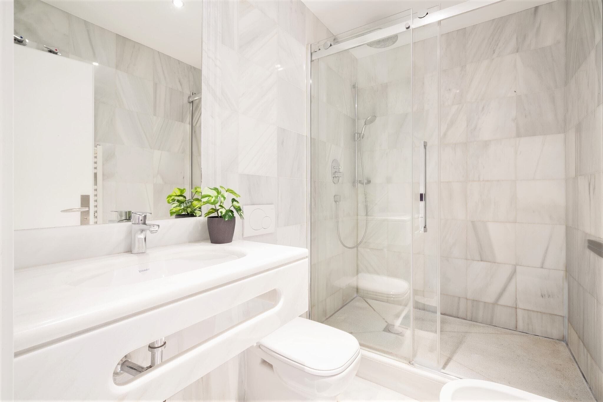 Een douche, een haardroger, een bidet, handdoeken