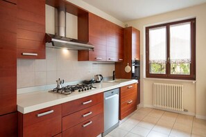 Fridge, microwave, oven, stovetop - Casa L'Angolino - Vacation Home (Cavaion Veronese)