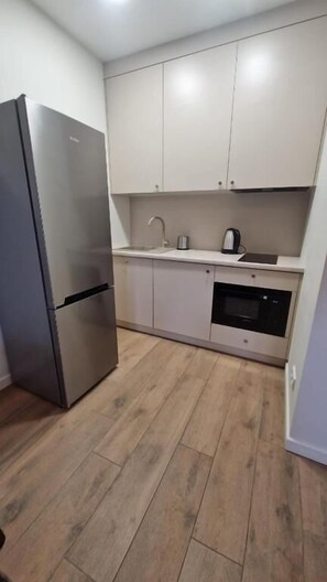 Deluxe Room, Garden View | Private kitchen