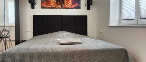 Apartamento conforto, vista para o jardim | Quartos à prova de som, ferros/tábuas de passar roupa, Wi-Fi de cortesia