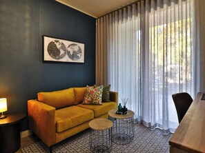 Apartment, 1 Bedroom, Balcony, Garden View | Living room - Chic Rosebank Studio, Walk to Mall &gautrain (Johannesburg)