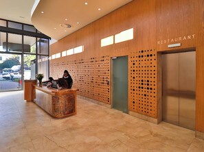 Apartment, 1 Bedroom, Balcony, Garden View | Lobby - Chic Rosebank Studio, Walk to Mall &gautrain (Johannesburg)