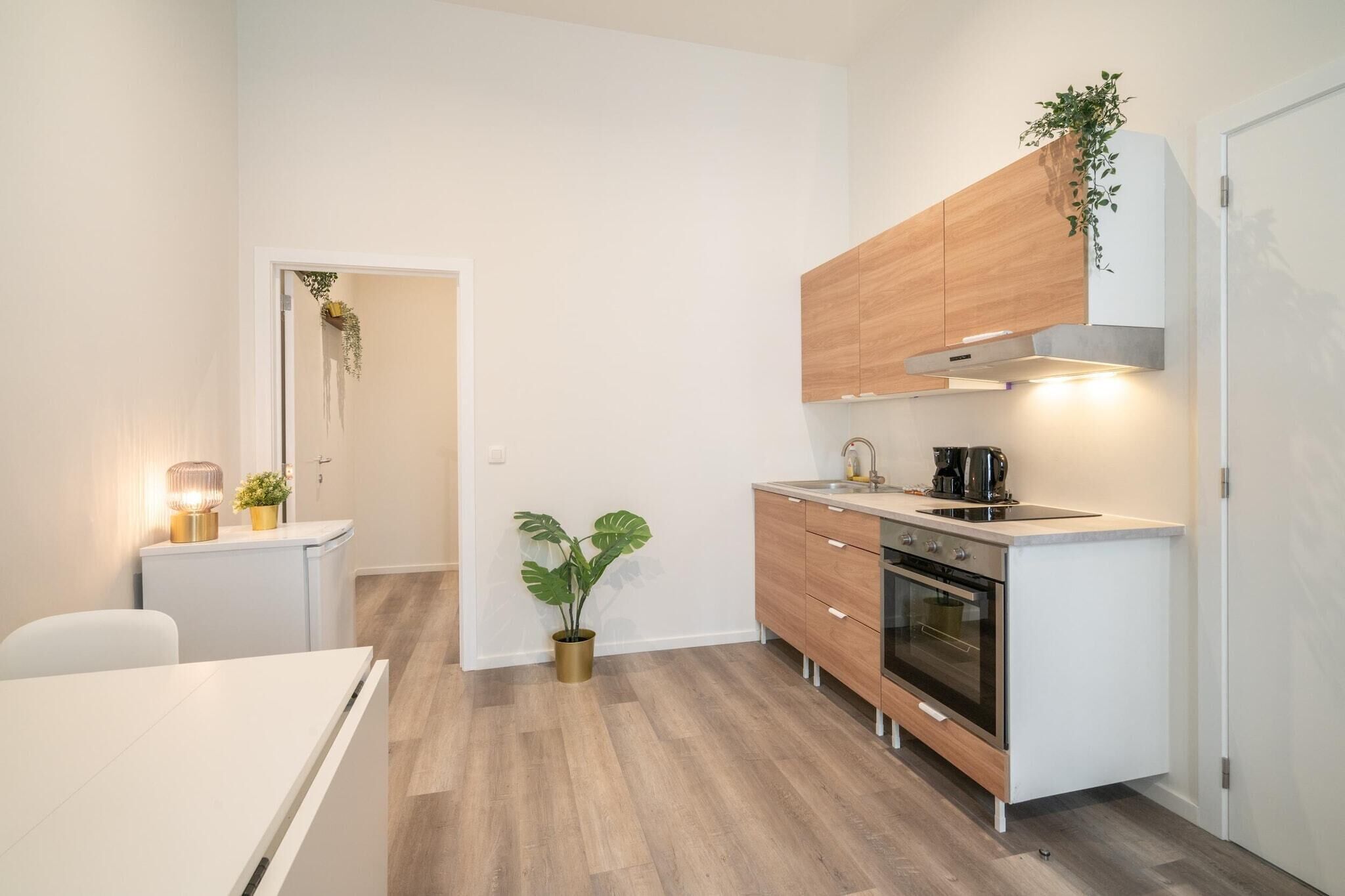 Fridge, oven, stovetop, coffee/tea maker