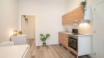 Fridge, oven, stovetop, coffee/tea maker