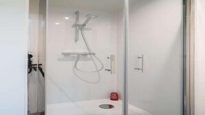 A modern bathroom with a glass-enclosed shower, a toilet, and a bidet. - Romantic apartment in Antwerp Centre (Antwerp)