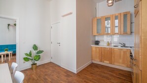 Een moderne keuken met houten kastjes, een spoelbak en een aanrecht.