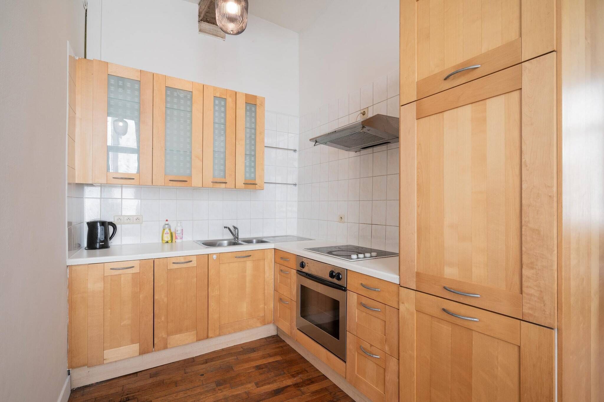 Fridge, oven, stovetop, coffee/tea maker