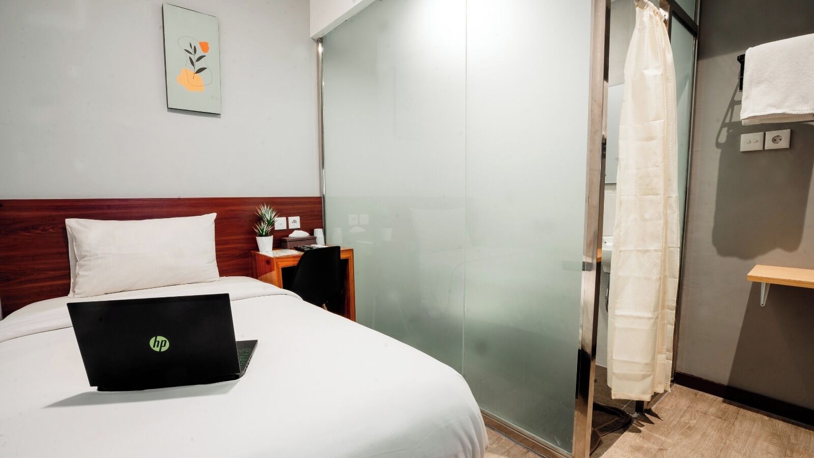 Basic Single Room | Desk, laptop workspace, free WiFi