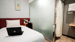 Escritorio, espacio para trabajar con laptop y wifi gratis 