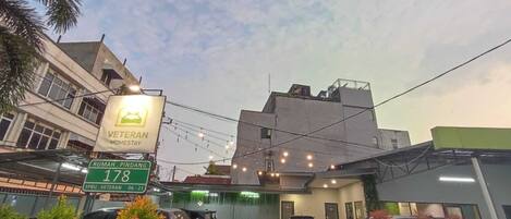 Un edificio con un letrero que dice 'VETERAN HOMESTAY' y un letrero que indica 'RUMAH. PINDAH 178 SPBU VETERAN 06-21'.
