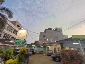 Un edificio con un letrero que dice 'VETERAN HOMESTAY' y un letrero que indica 'RUMAH. PINDAH 178 SPBU VETERAN 06-21'.