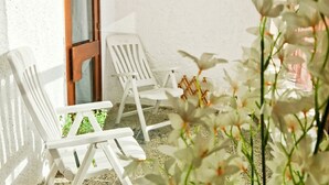 A room with white walls, a wooden door, and two white chairs. - Le Vintage · Tanger Corniche - Sea view, private parking & terrace (Tangier)