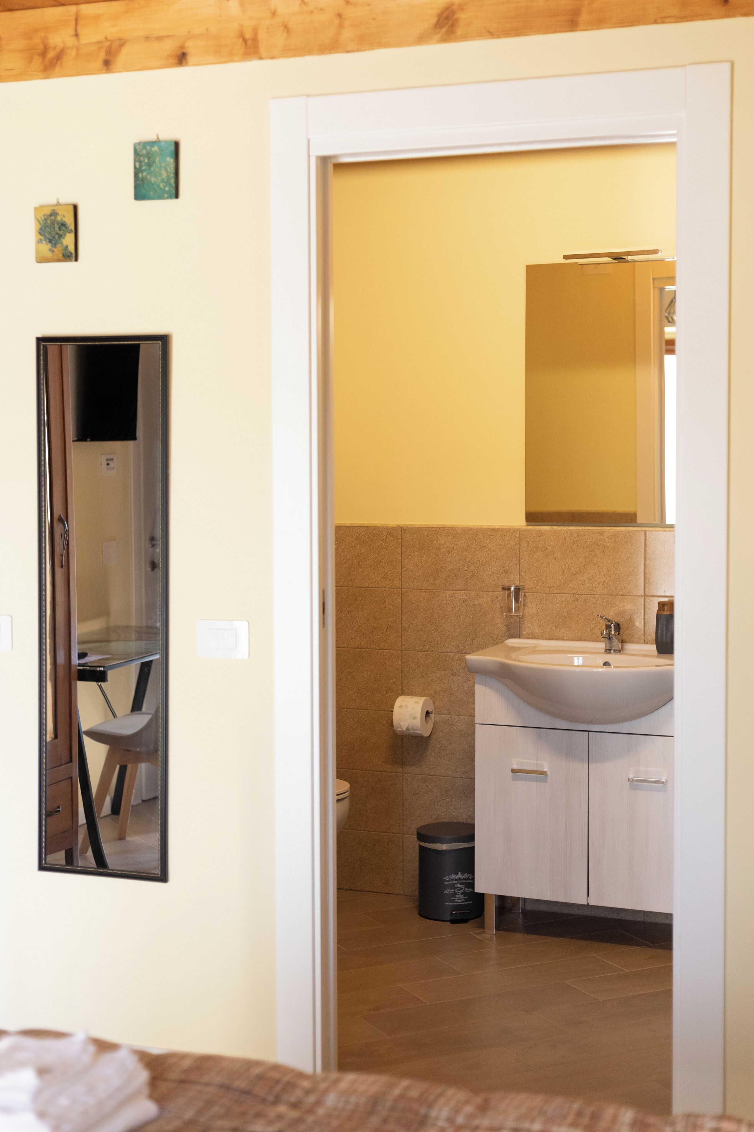 Ein Badezimmer mit Waschbecken, Spiegel und Toilette.