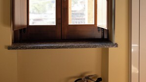 A room with a wooden window, a fire extinguisher, and a radiator. - Hillside village just minutes from the sea, ideal for escaping the daily hustle and bustle (San Floro)