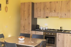 Fridge, oven, stovetop, dishwasher - Hillside village just minutes from the sea, ideal for escaping the daily hustle and bustle (San Floro)
