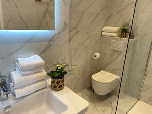 Hair dryer, towels, soap, shampoo - Apartment Slavica (Dubrovnik)