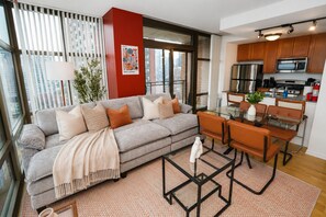 Smart TV - Grant Park 2BR Condo with Balcony Skyline View & Gym (Chicago)