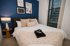 2 bedrooms, iron/ironing board, travel cot, free WiFi - Grant Park 2BR Condo with Balcony Skyline View & Gym (Chicago)
