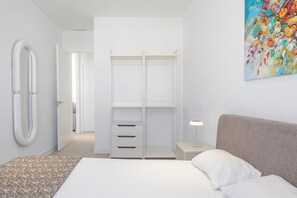 Tabla de planchar con plancha, wifi y ropa de cama 