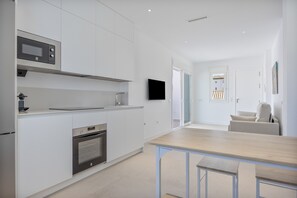 Fridge, microwave, oven, stovetop - Apartment 'Los Drogos, Building A, Penthouse A' with shared pool, garden and Wi-Fi (Chiclana de la Frontera)