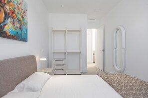 Tabla de planchar con plancha, wifi y ropa de cama 