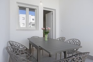 Outdoor dining - Apartment 'Los Drogos, Building A, Ground Floor D' with pool, garden and shared Wi-Fi (Chiclana de la Frontera)