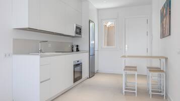 Frigorífico, microondas, horno y placa de cocina