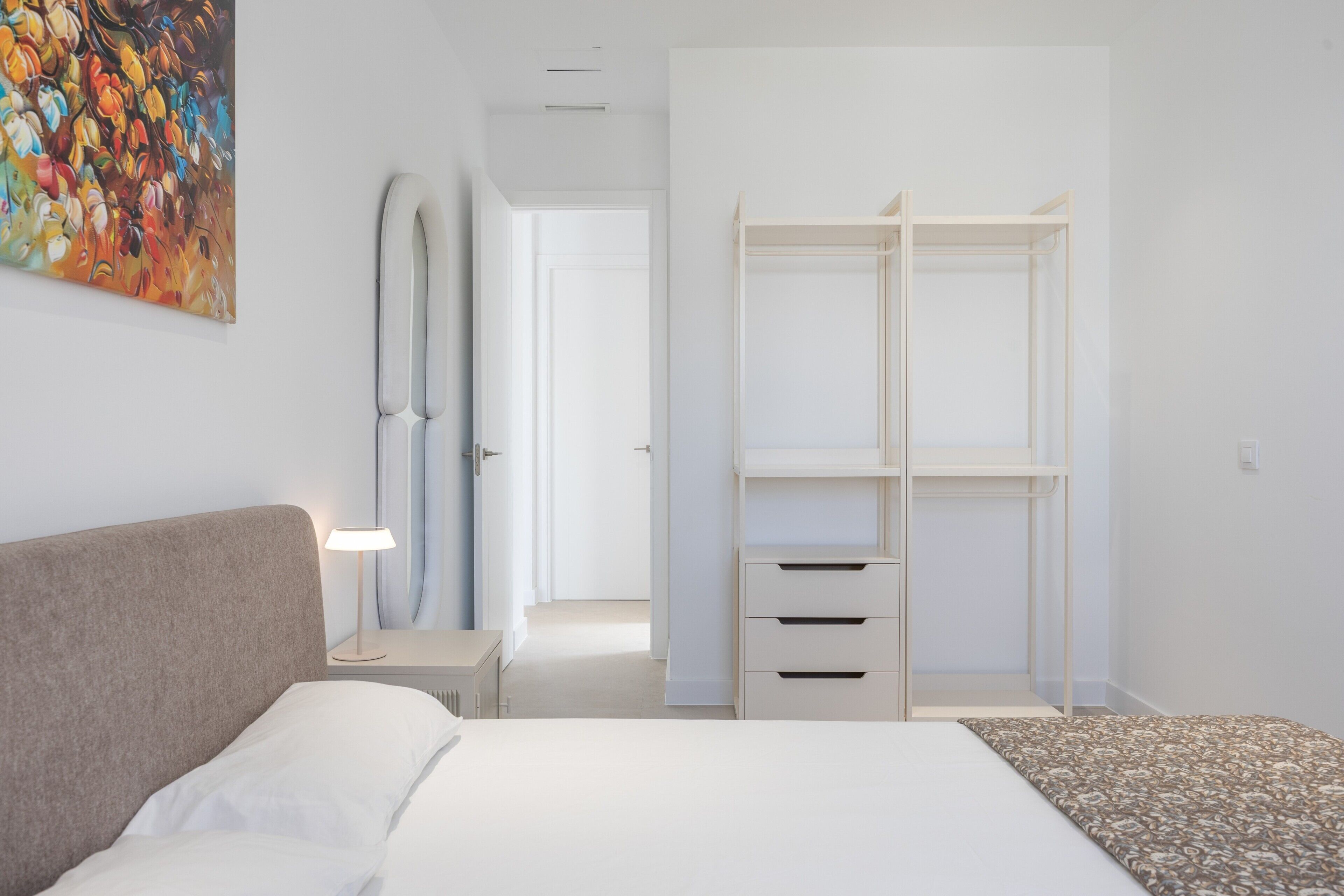 Tabla de planchar con plancha, wifi, ropa de cama
