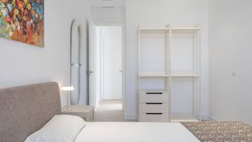 Tabla de planchar con plancha, wifi, ropa de cama
