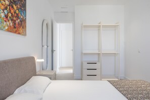 Iron/ironing board, WiFi, bed sheets - Apartment 'Los Drogos, Building A, First Floor B' with Pool, Garden & Shared Wi-Fi (Chiclana de la Frontera)