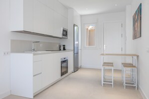 Kylskåp, mikrovågsugn, ugn och spishäll