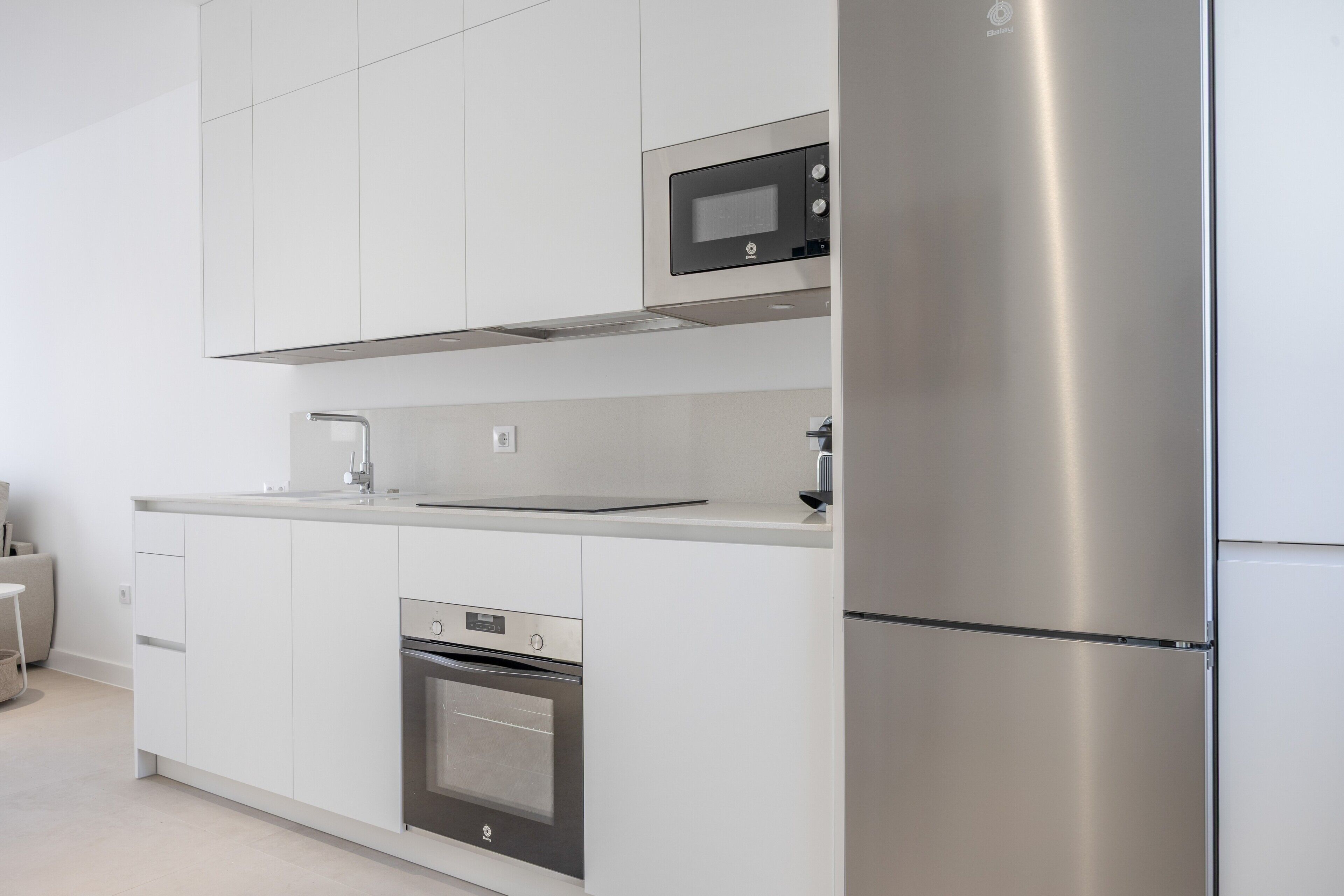 Frigorifero, microonde, forno, piano cottura