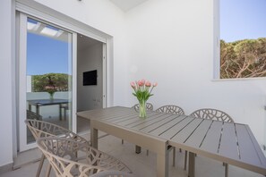 Outdoor dining - Apartment 'Los Drogos, Building A, First D' with Shared Pool, Garden and Wi-Fi (Chiclana de la Frontera)