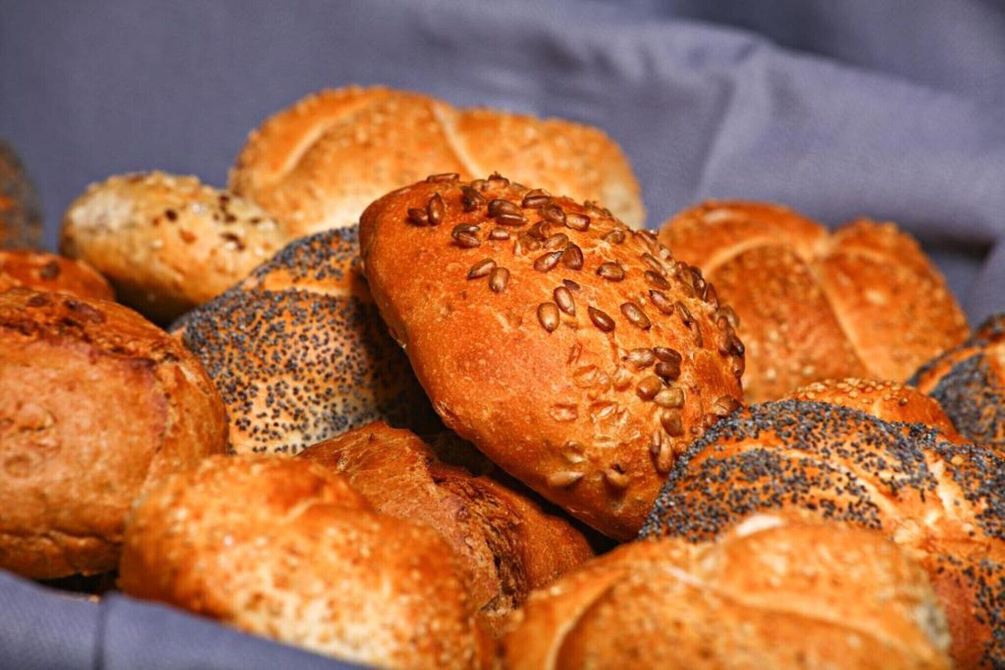 Verschiedene Brotsorten mit Saaten belegt.