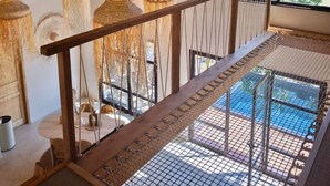 A wooden ceiling, a hammock, and a pool. - Lodge des Baronnies - Les Cabanes de Provence (Plaisians)